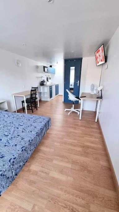 Studio En Rez De Jardin Avec Terrasse Privee - Le Petit Chateau Avesnois - Tv - Wifi - Logement Complet Avesnes-sur-Helpe Exterior photo