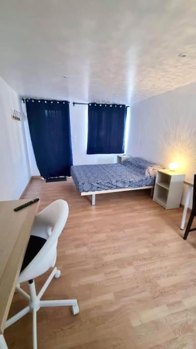 Studio En Rez De Jardin Avec Terrasse Privee - Le Petit Chateau Avesnois - Tv - Wifi - Logement Complet Avesnes-sur-Helpe Exterior photo